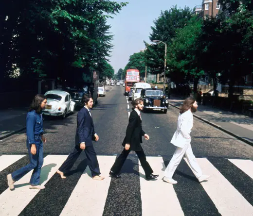 49 aos despus, Paul McCartney reproduce la imagen de la portada de Abbey Road.